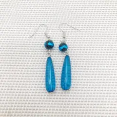 ホタルガラスとしずくパーツのピアス　イヤリング　ハンドメイド　青　黒　ブルー　夏