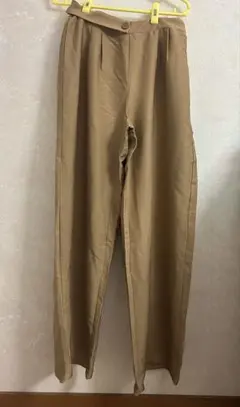 ベージュ ワイドパンツ プリーツ入り