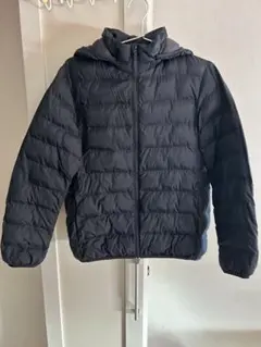 フード付き黒ダウンコート