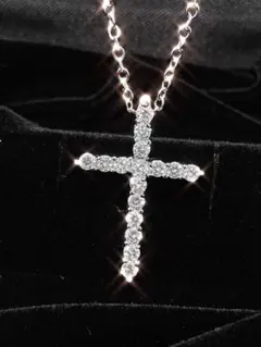 大粒のジルコニアが煌びやかに輝く十字架ネックレス シルバー925仕上げ