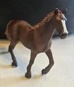 シュライヒ　茶色い馬フィギュア