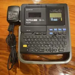 美品 動作品 キングジム ラベルライター テプラ PRO SR250 ダークグレー TEPRA 黄色18未使用テープ一本付 テプラ」PRO SR250 | ラベルライター「テプラ」 | ファイルとテプラの