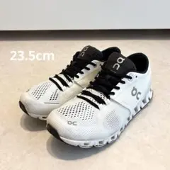 【美品】On ランニングシューズ 23.5cm