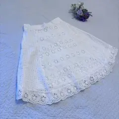 ZARA カットワーク 刺繍フレアスカート ホワイト ひざ丈　mサイズのサムネイル