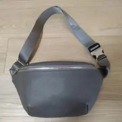 GU リアルレザー ボディバッグ 　グレー