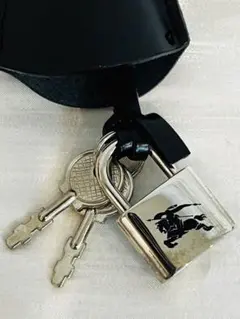Burberryカデナ 南京錠 鍵付き 新品未使用 ロゴ刻印あり 紐ケース付きのサムネイル