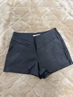 レザーショートパンツ