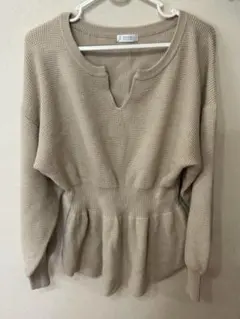 ベージュ Vネック ニットセーター