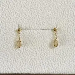 K10 オーバルピアス イエローゴールド 小粒 揺れ感あり