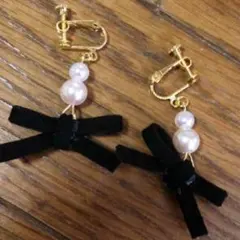 黒スエードリボン2連パールイヤリング 樹脂、金属ピアス交換可 結婚式お祝いライブ