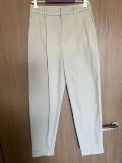 UNIQLOベージュ センタープレス スリムパンツ S