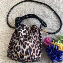 GANNI Knot Small Bucket Print Leopardのサムネイル