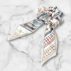 リボンスカーフ　シュシュ　ヘアーゴム　幾何学模様 ベージュ