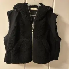 SUM1 STYLE フード付きブラックボアベスト