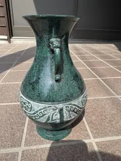 青銅製の装飾花瓶（深いシックな緑色）