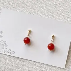 レッドアゲートの一粒ピアス｜天然石×赤×大人かわいい