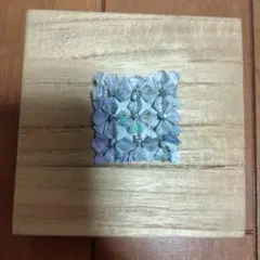 花模様の樹脂製ブローチ