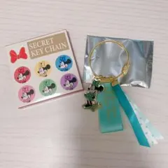 ディズニーストア ミニーマウスシークレットキーホルダー 緑 グリーン