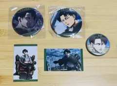 進撃の巨人　記憶への進撃　リヴァイ　缶バッジ　カード　ガラポン　Levi