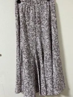 春スカート！美品⭐︎フレアスカート グレー系の葉柄