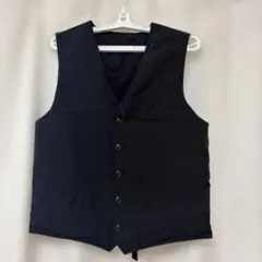 黒いボタン付きベスト