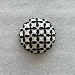 刺繍ブローチ　花柄㉓　アイボリー✖️黒