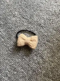 ベージュ フェルト リボン型 ヘアゴム