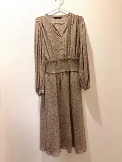 WCLOSETワンピース 長袖 花柄　ノーカラー Aライン　ベージュ