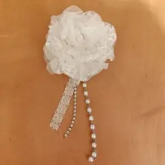 ホワイト花モチーフコサージュ