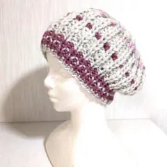 ハンドメイドレディースベレー帽　アイボリーとピンクの編み物ビーニー　毛混