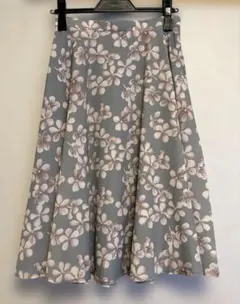 【美品】Rene★34 フラワープリント フレアスカート グレーのサムネイル