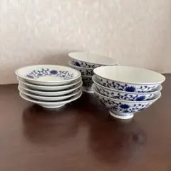 青い花柄の飯碗と豆皿セット　陶磁器　ご飯茶碗　取り皿　レトロモダン　おてしょ皿