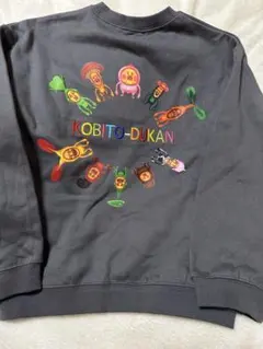 新品　こびとづかん　カクレモモジリ　トレーナー　裏起毛　１３０cm 総柄　グレー