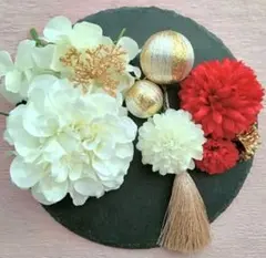 白ダリアのに赤と白のピンポンマムと紫陽花に和玉かんざしとタッセルの髪飾り