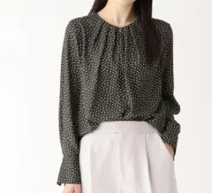 美品OPAQUE.CLIPスクエアドットプリント デザインブラウスチャコール