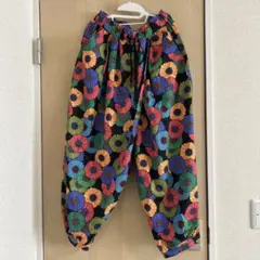 いず 様専用。TITICACA カラフル花柄カジュアルパンツのサムネイル