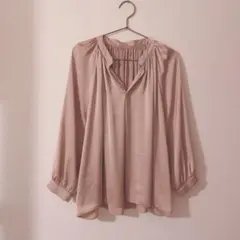 サテンブラウス