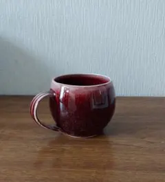 シックな赤いグラデーションが映えるマグカップ