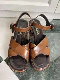 PRADA ブラウン クロスストラップ サンダル