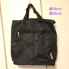 シンプルな黒のビジネスバッグ