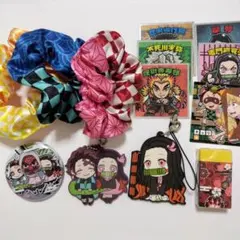 鬼滅の刃 キーホルダー、缶バッチ、シュシュ、消しゴムをまとめて。