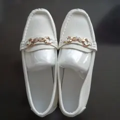 ホワイトレザー風ローファー ゴールドチェーン付き