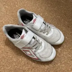 umbro フットサルシューズ ホワイト/レッド
