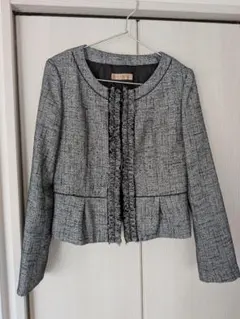 フリル付きグレー系ノーカラージャケット