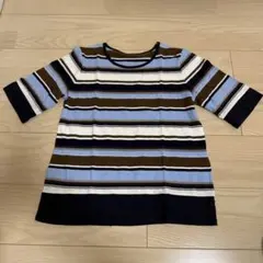 茶色のカットソー