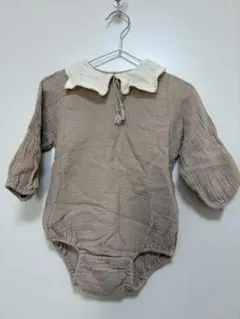 ベージュ フリル襟ロンパース　バースデイ