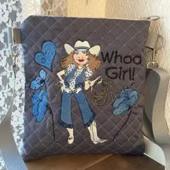 ロラライハリス★刺繍★グレーキルティング★Dカンつきポーチ　ショルダーつき