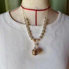 パールビーズと球体ペンダントのネックレス