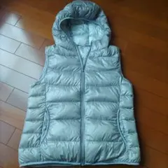 ユニクロ フード付き ウルトラライトダウンベスト グレー ユニクロライトダウン