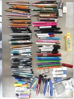 文房具セット（ボールペン、マーカー、付箋など）